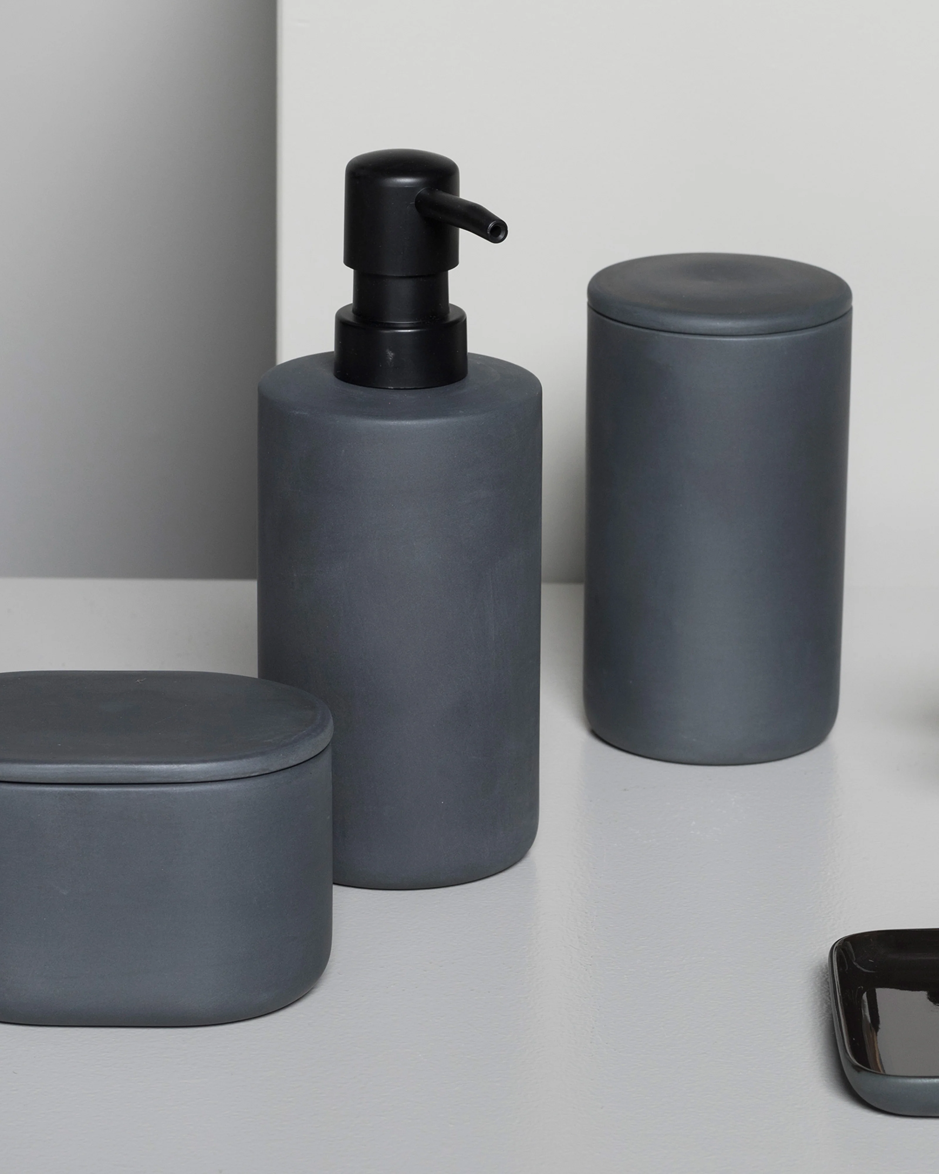 Box with lid oval L dark grey Cose - Image 2