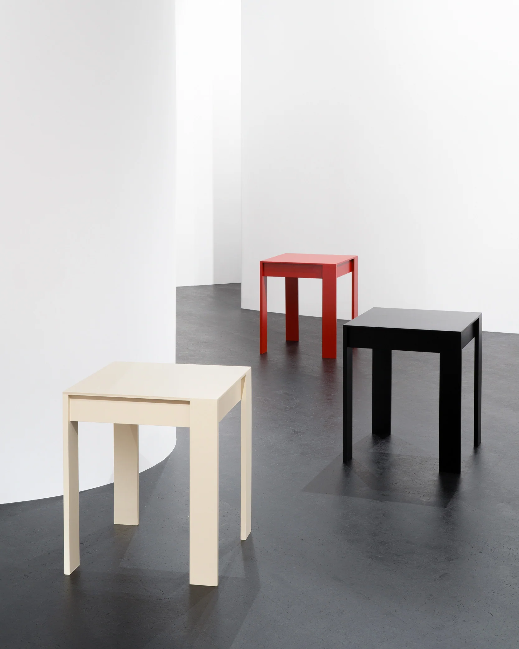 Side table beech red Malé - Image 2